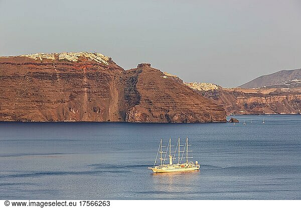 Segelschiff Segelboot auf Santorin Insel Santorini Ferien in Griechenland Reise reisen abends am Meer Mittelmeer in Santorin  Griechenland  Europa