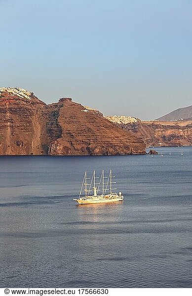 Segelschiff Segelboot auf Santorin Insel Santorini Ferien in Griechenland Reise reisen abends am Meer Mittelmeer in Santorin  Griechenland  Europa
