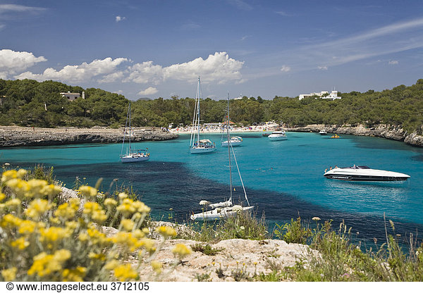 Segelyachten in der Bucht Cala MondragÛ  Strand CalÛ d'en Garrot  Naturschutzgebiet Parc Natural de MondragÛ  Mallorca  Balearen  Mittelmeer  Spanien  Europa