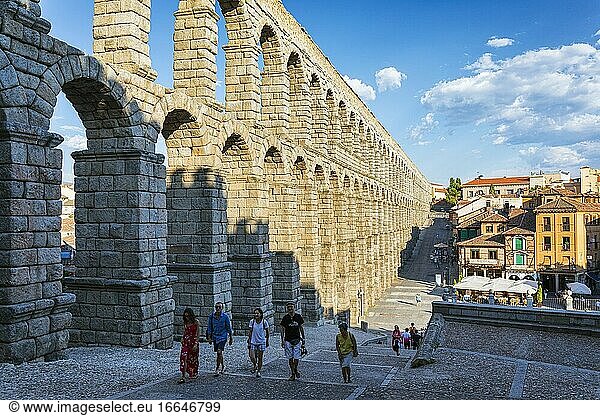 Segovia  Provinz Segovia  Kastilien und Leon  Spanien. Das römische Aquädukt auf der Plaza del Azoguejo aus dem 1. oder 2. Jahrhundert nach Christus. Die Altstadt von Segovia und ihr Aquädukt gehören zum UNESCO-Weltkulturerbe.