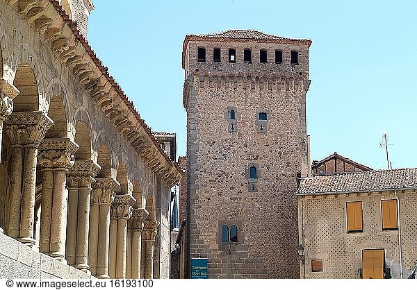 Segovia  Torreon de Lozoya (15.-16. Jahrhundert) und Portikus der Kirche San Martin (romanisches 12. Jahrhundert). Kastilien und León  Spanien.