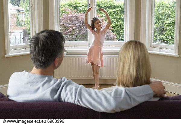 sehen  Menschliche Eltern  zeigen  Tochter  Ballett