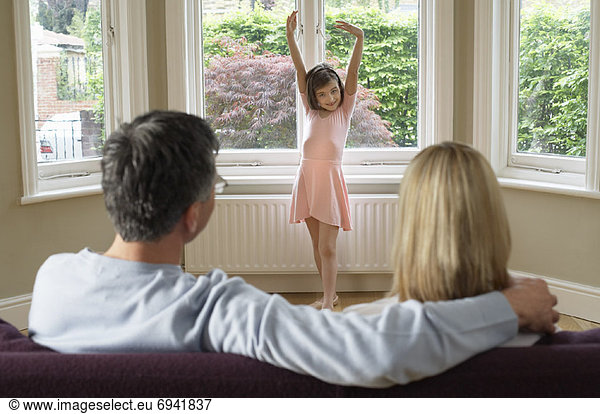 sehen  Menschliche Eltern  zeigen  Tochter  Ballett