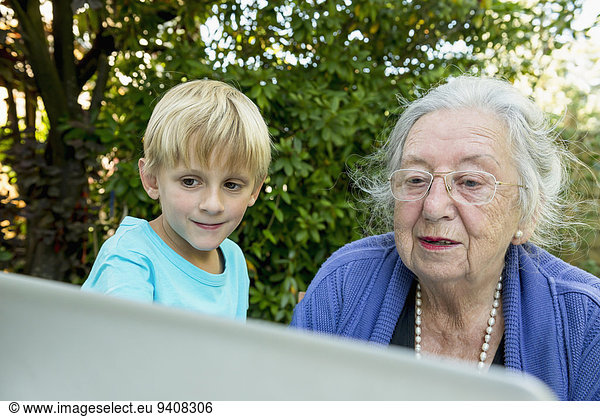 sehen Notebook Großmutter Enkelsohn