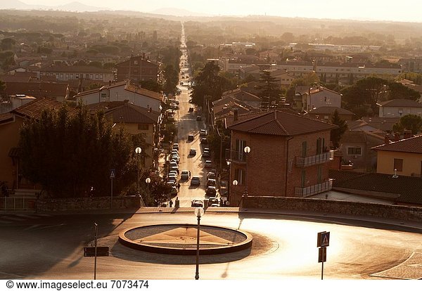sehen  Wand  Stadt  Fernverkehrsstraße  gerade  lang  langes  langer  lange  Kreisverkehr  Kreisel  Italien  Umbrien