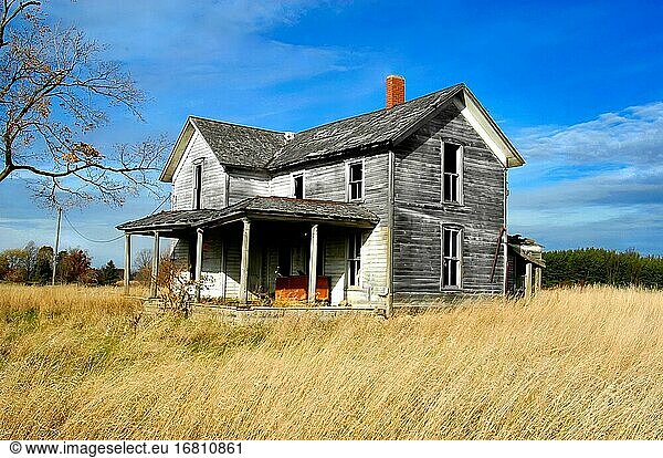Sehr altes  verlassenes Farmhaus in Indiana.