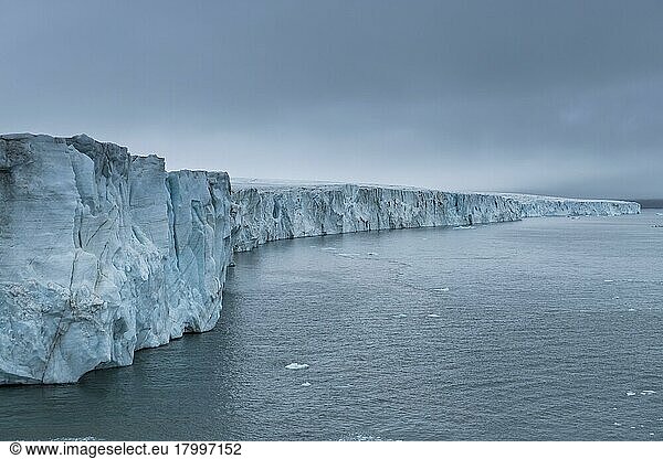 Sehr großer Gletscher auf der Insel Mc Clintok oder Klintok  Franz Josef Land Archipel  Russland  Europa