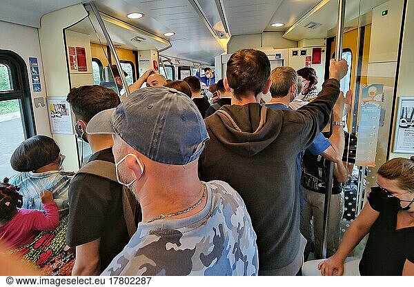 Sehr viele Menschen stehen dicht gedrängt in einem Nahverkehrszug  Chaos im Nahverkehr  9 Euro Ticket  Corona  Ruhrgebiet  Deutschland  Europa