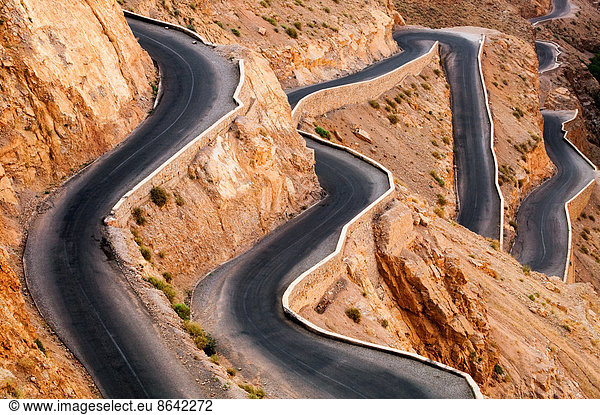 Sehr windige Straße vom Dades-Tal aus das felsige Atlas-Gebirge hinauf  Marokko
