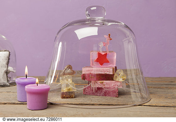 Seifenstücke und Kerzen mit Glocke