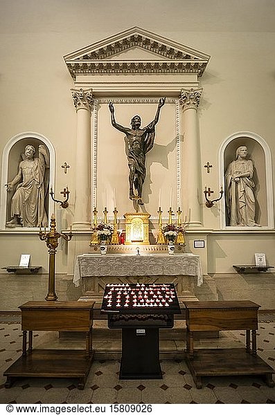 Seitenaltar mit brennenden Opferkerzen  Basilika von San Marino  Innenansicht  San Marino Stadt  San Marino  Italien  Europa