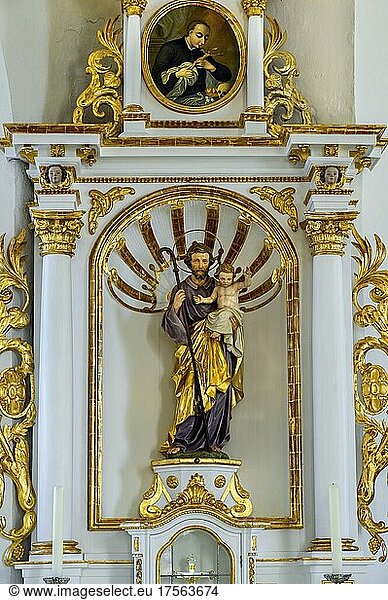 Seitenaltar mit Heiligenfigur  Kirche St. Ulrich  Rechtis  Allgäu  Bayern  Deutschland  Europa