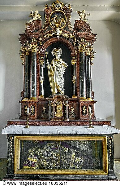 Seitenaltar mit Reliquienschrein  St. Nikolaus  römisch-katholische Stadtpfarrkirche  Immenstadt  Allgäu  Bayern  Deutschland  Europa
