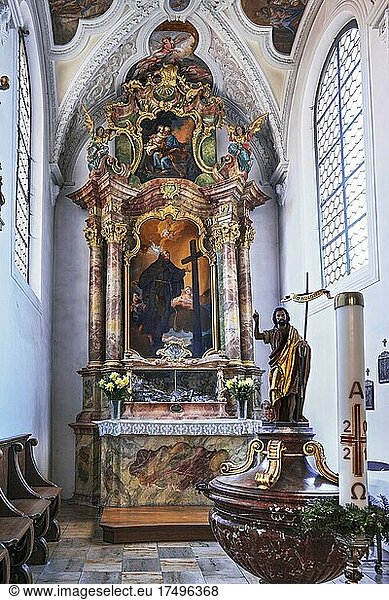 Seitenaltar und Taufstein  Katholische Pfarrkirche St. Magnus  Lenzfried  Kempten  Oberbayern  Bayern  Deutschland  Europa