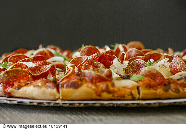Seitenansicht der dünnen Kruste einer Peperoni-Gemüse-Pizza nach Columbus-Art