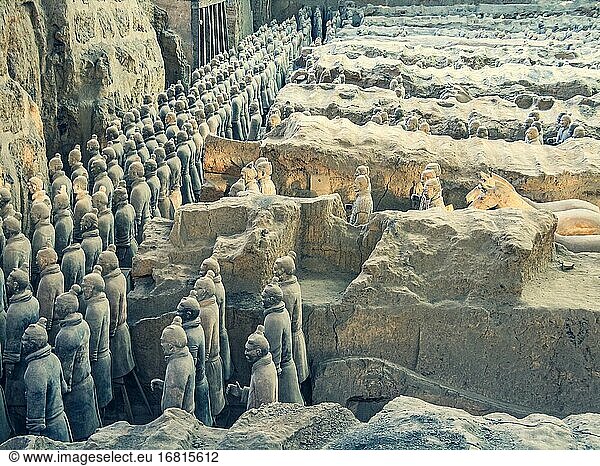 Seitenansicht der Terracota-Krieger - Xi'an  China. Diese lebensgroßen Figuren wurden vom ersten Kaiser von China zum Schutz seines Grabes in Auftrag gegeben. Man geht davon aus  dass es über 8000 Figuren gibt  und das Gebiet gehört zum UNESCO-Weltkulturerbe und ist eines der Weltwunder.