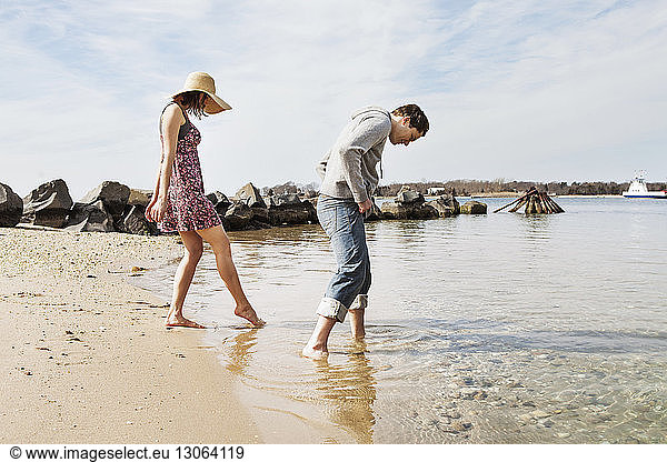 Seitenansicht des Paares am Strand