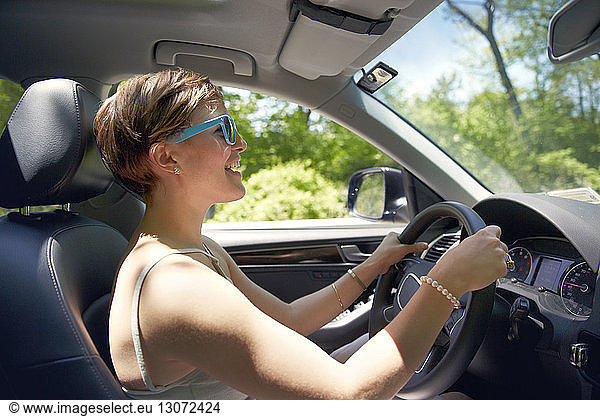 Seitenansicht einer Auto fahrenden Frau
