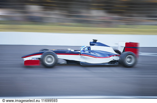 Seitenansicht Formel-1-Rennwagen auf der Sportstrecke