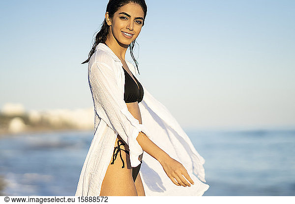Seitenansicht Porträt einer schönen jungen Frau  die sich an einem sonnigen Tag am Strand vergnügt  Marbella  Andalusien  Spanien