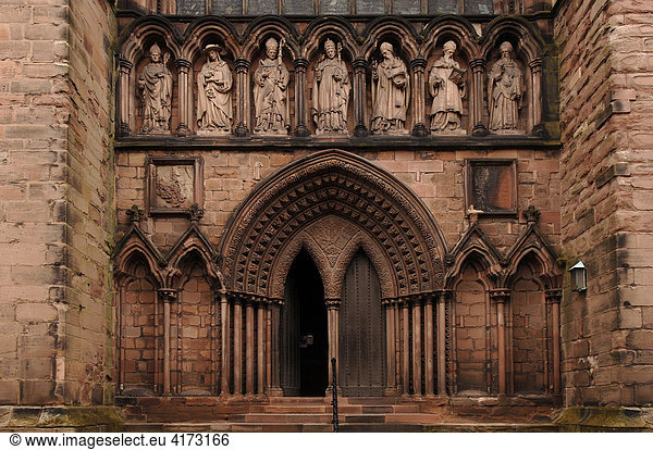 Seitenportal der Lichfield Kathedrale  Lichfield  Mittelengland  England  Großbritannien  Europa