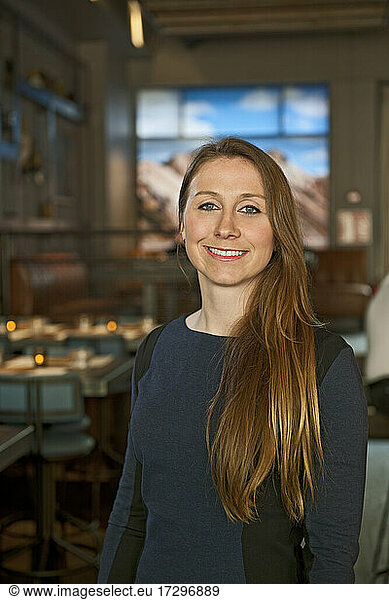 selbstbewusste Restaurantbesitzerin in ihrer Hipster-Bar in Reykjavik