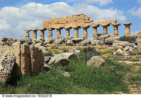 Selinunt  Überreste von den Tempeln der Akropolis in der archäologischen Ausgrabungsstätte von Selinunte  Provinz Trapani  Sizilien  Italien  Europa
