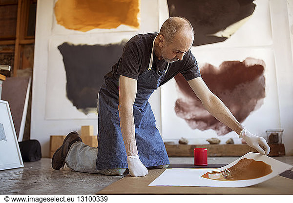 Senior-Künstler malt in Workshop