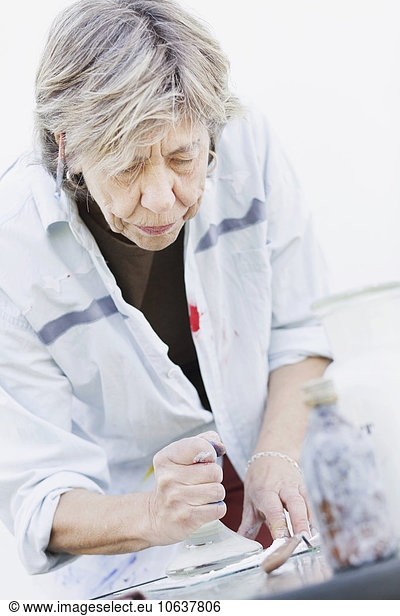Senior Senioren benutzen Kunstmaler Maler Studioaufnahme drucken