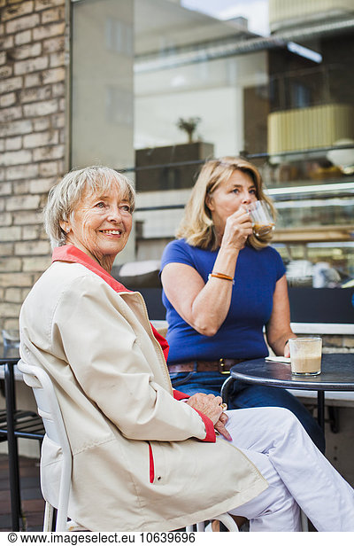 Senior Senioren Frau Gebäude Cafe trinken Kaffee