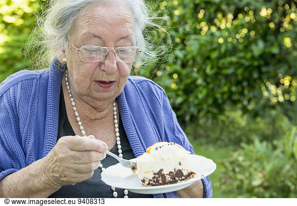 Senior Senioren Kuchen essen essend isst Sahne