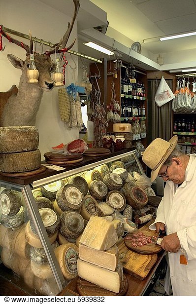 Senior  Senioren  Mann  arbeiten  Laden  Italien  Fleisch  Umbrien