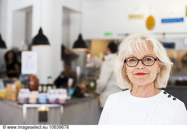 Senior Senioren Portrait Frau Restaurant