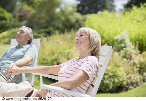 Seniorenpaar entspannt im Garten