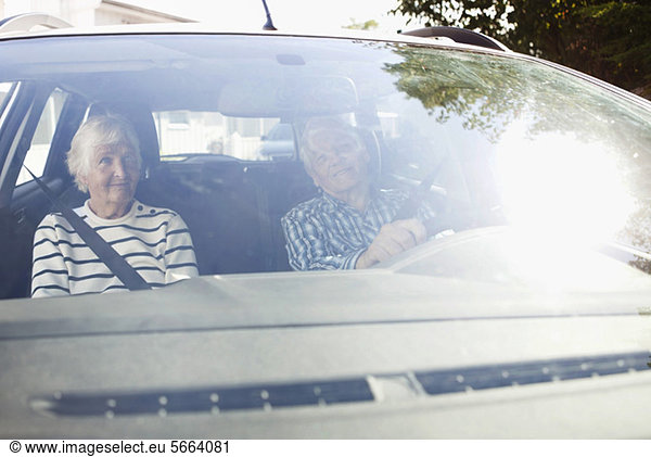 Seniorenpaar im Auto sitzend