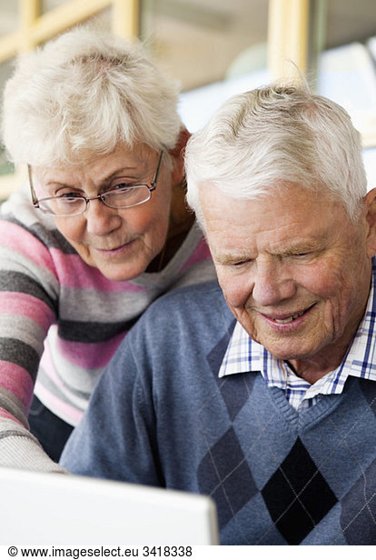 Seniorenpaar mit Laptop