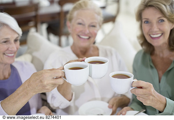 Seniorinnen toasten Kaffeetassen