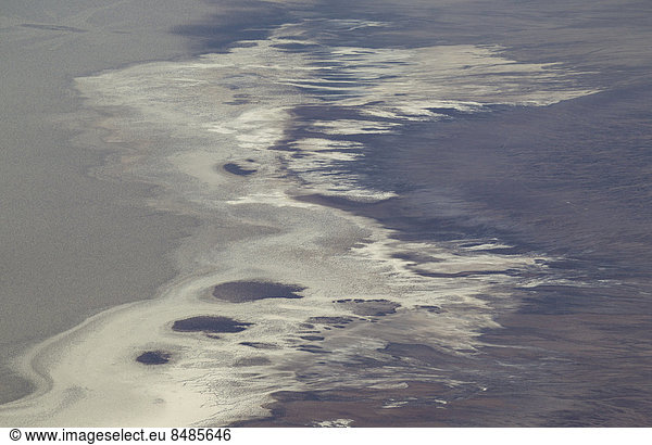 Senke Badwater Basin  Salztonebene im Death Valley  tiefster Punkt in Nordamerika  Death-Valley-Nationalpark  Kalifornien  USA