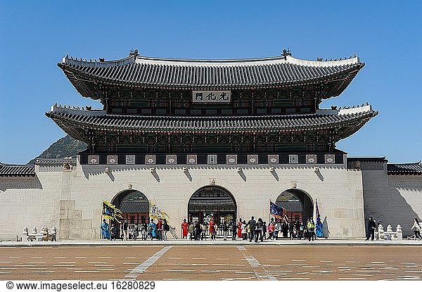 Seoul  Südkorea  Asien - Außenansicht des Gwanghwamun-Tors im Gyeongbokgung-Palast  dem größten der Fünf Großen Paläste der Joseon-Dynastie.