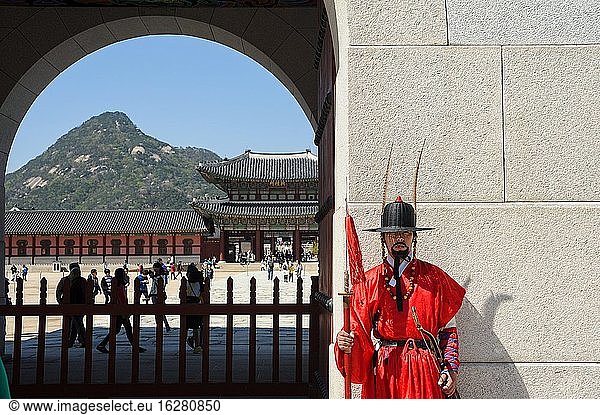 Seoul  Südkorea  Asien - Eine königliche Wache in traditioneller Tracht steht vor dem Gwanghwamun-Tor des Gyeongbokgung-Palastes  dem größten der fünf großen Paläste  die von der Joseon-Dynastie errichtet wurden.