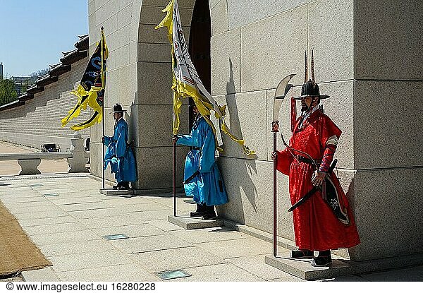 Seoul  Südkorea  Asien - Königliche Wachen in traditionellen Kostümen stehen vor dem Gwanghwamun-Tor des Gyeongbokgung-Palastes  dem größten der fünf großen Paläste der Joseon-Dynastie.