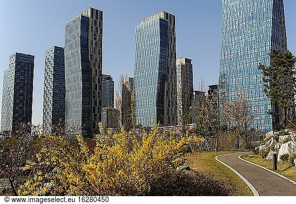 Seoul  Südkorea  Asien - Stadtbild von New Songdo City mit dem Central Park und dem internationalen Geschäftsviertel (SIBD) mit modernen Wohntürmen im Hintergrund. Bei dem neuen Stadtteil handelt es sich um eine intelligente Stadt oder allgegenwärtige Stadt   die von Grund auf auf 1 500 Hektar zurückgewonnenem Land entlang der Uferpromenade von Incheon  40 Kilometer südwestlich des Stadtzentrums von Seoul  errichtet wurde. Zusammen mit Yeongjong und Cheongna ist er Teil der Freien Wirtschaftszone Incheon.