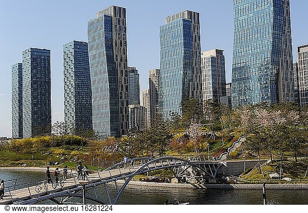 Seoul  Südkorea  Asien - Stadtbild von New Songdo City mit dem Central Park und dem internationalen Geschäftsviertel (SIBD) mit modernen Wohntürmen im Vordergrund. Bei dem neuen Stadtteil handelt es sich um eine intelligente Stadt oder allgegenwärtige Stadt   die von Grund auf auf 1 500 Hektar zurückgewonnenem Land entlang der Uferpromenade von Incheon  40 Kilometer südwestlich des Stadtzentrums von Seoul  errichtet wurde. Zusammen mit Yeongjong und Cheongna ist er Teil der Freien Wirtschaftszone Incheon.