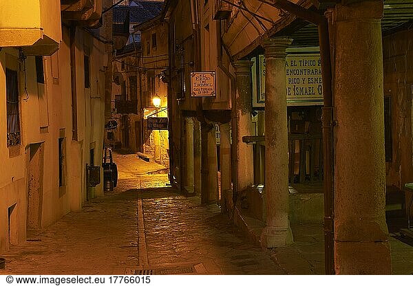 Sepulveda  Straße in der Abenddämmerung  Provinz Segovia  Kastilien-León  Spanien  Europa