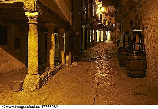 Sepulveda  Straße in der Abenddämmerung  Provinz Segovia  Kastilien-León  Spanien  Europa