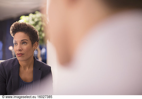 Seriöse Geschäftsfrau in Sitzung