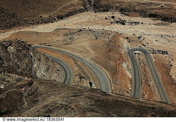 Serpentinenstraße auf dem Weg nach Jemen  Landschaft des südlichen Dhofar  Jabal al-Qamar  Oman  Asien
