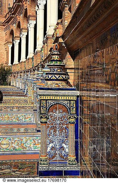 Sevilla  am Plaza de Espana  der Spanische Platz  Teilansicht  Ornamente aus Fliesen  Details der Ornamentik  Andalusien  Spanien  Europa