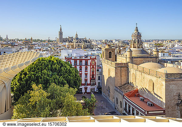 Sevilla Skyline der Kathedrale und Dächer der Stadt vom Metropol Parasol  Sevilla  Andalusien  Spanien  Europa