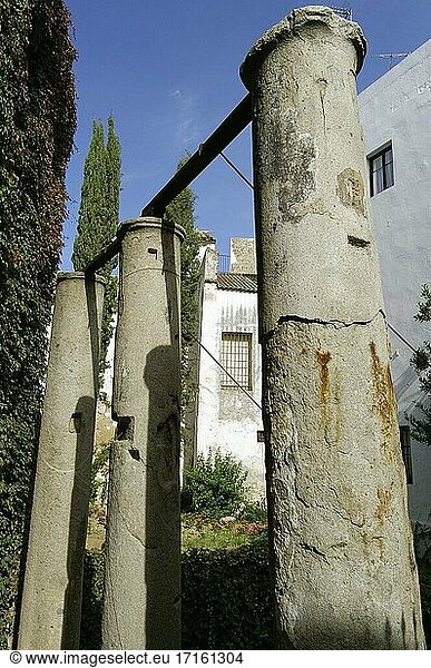 Sevilla (Spanien). Römische Säulen in der Calle M?rmoles in der Stadt Sevilla.